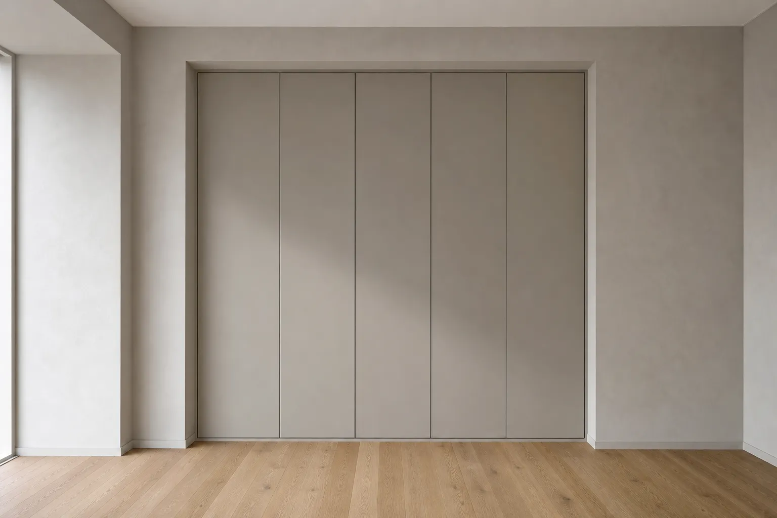 Portes de placard coulissantes en façade beige dans un espace neutre, parquet clair et murs gris clair, ambiance d’agencement intérieur île-de-france.
